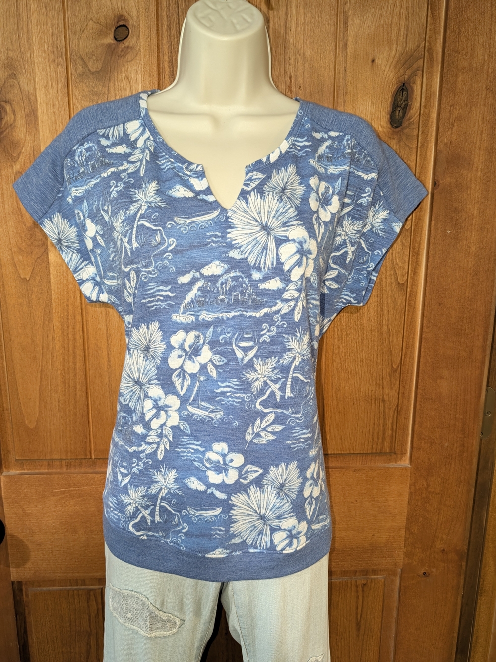 Chico's Blue & White Tropical Floral Split-Front Short Sleeve Top